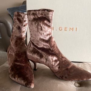 M Gemi velvet booties